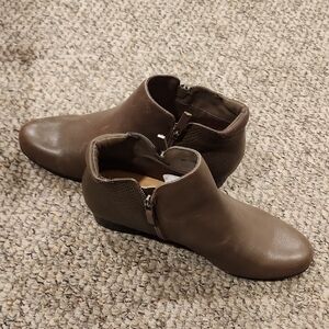 Trotters Classic Brown Ankle Booties